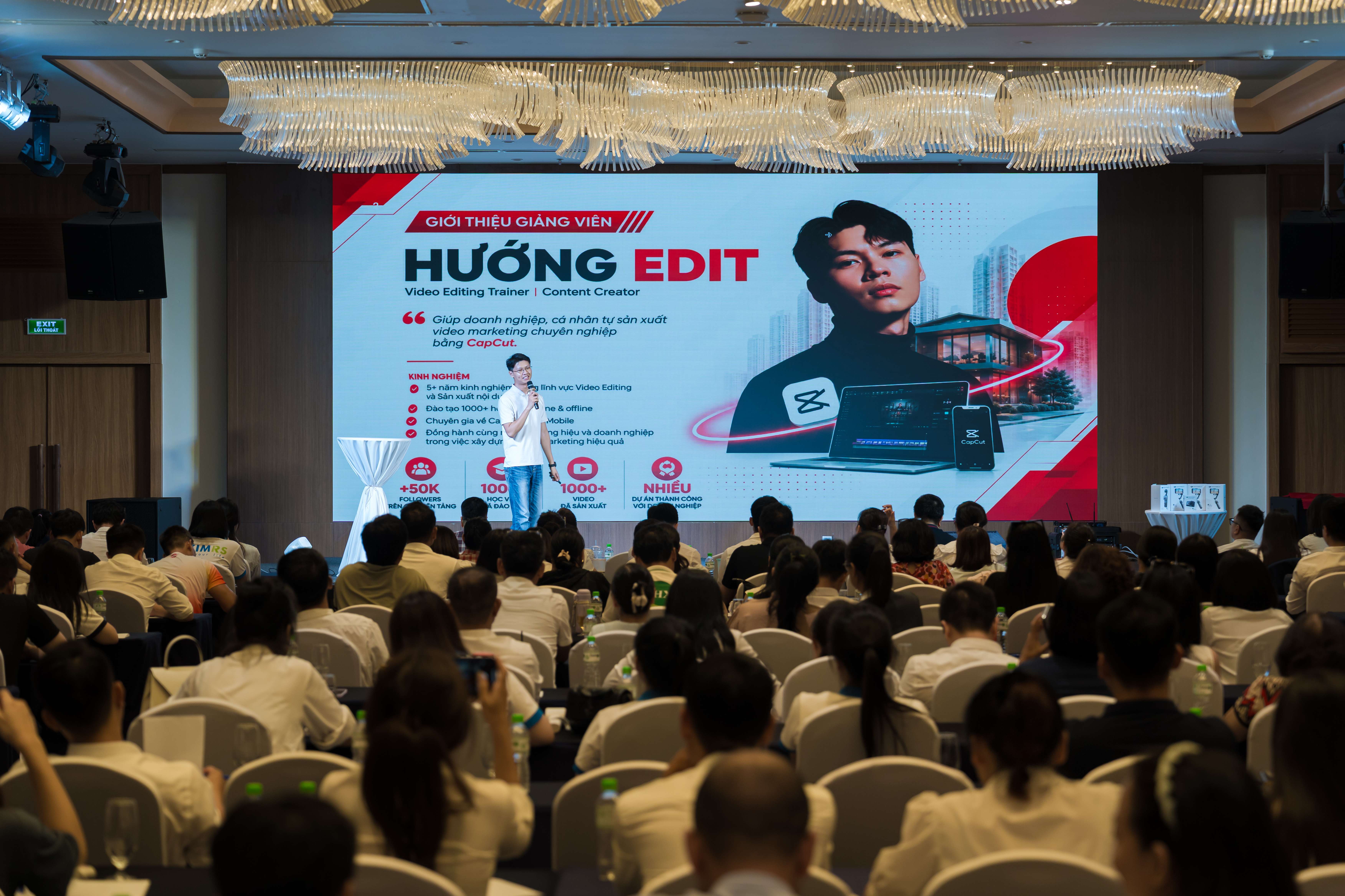 Hướng trực tiếp chia sẻ tại buổi đào tạo doanh nghiệp